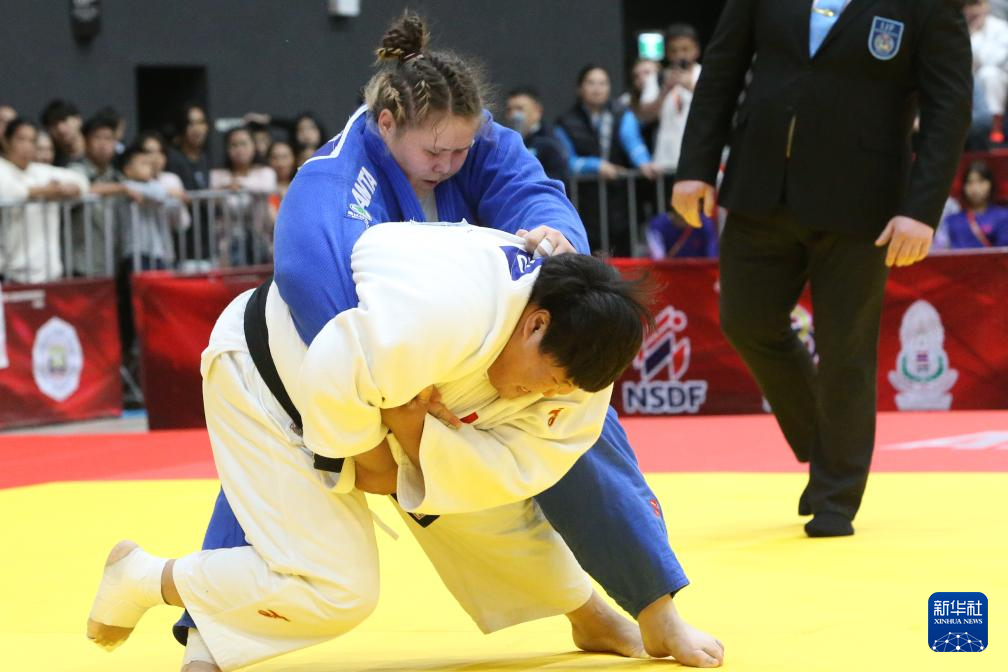 泰国女子击败对手，晋级柔道决赛(泰国柔术纪录片几个女孩子一个男孩子训练)