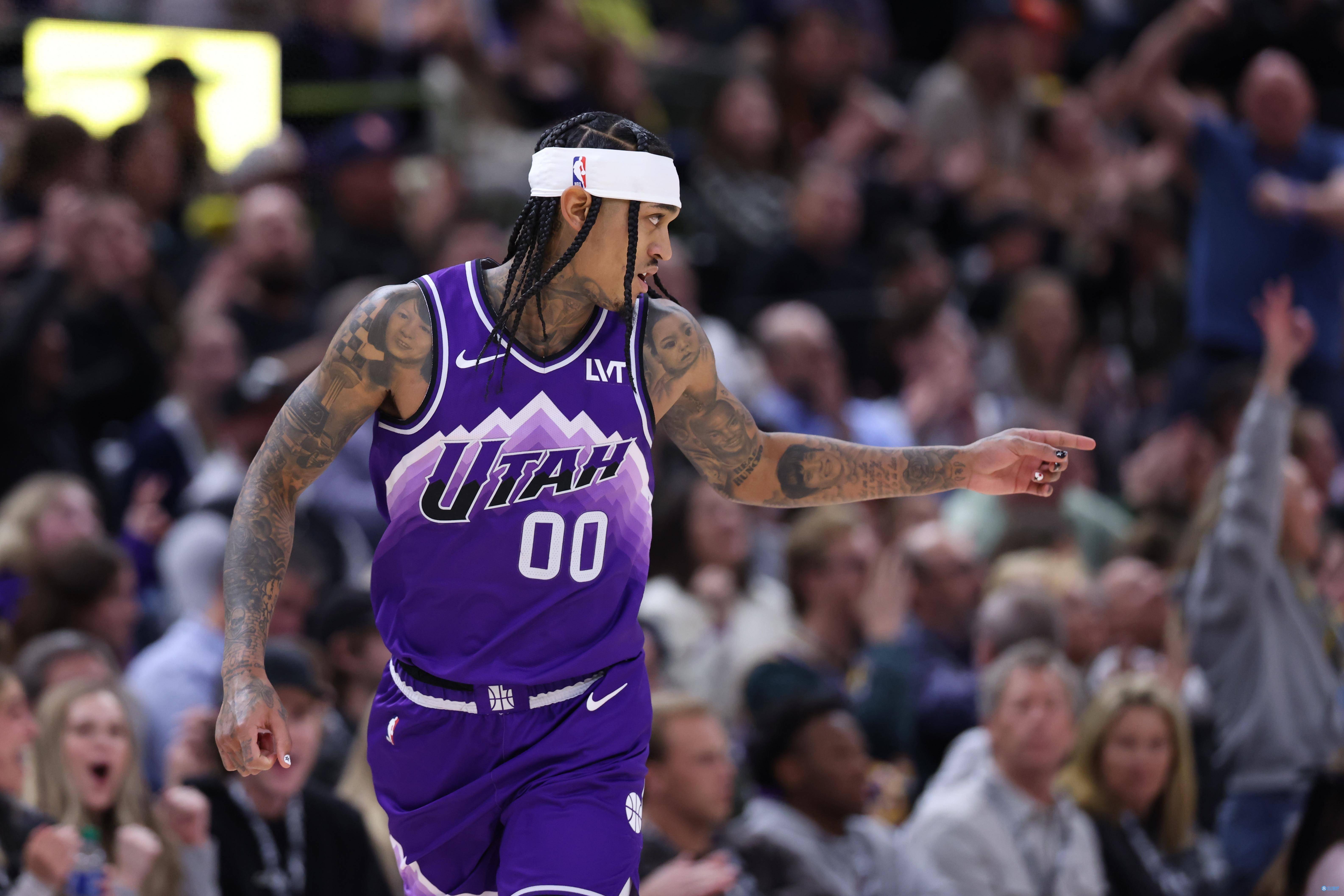 NBA官方晒出克拉克森前往季前赛第二场比赛球馆的视频(克拉克森薪资一览表)