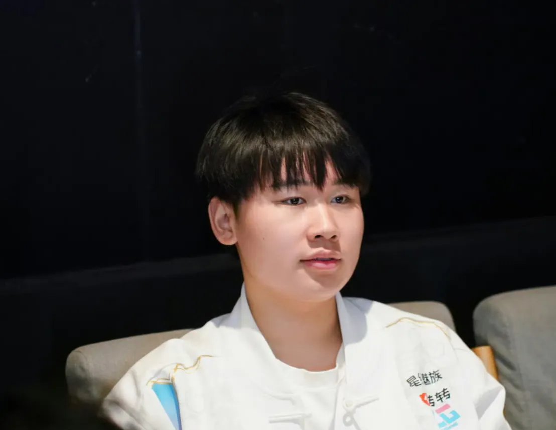 jiejie现在恨死小wei了(张云雷摔伤后的样子)